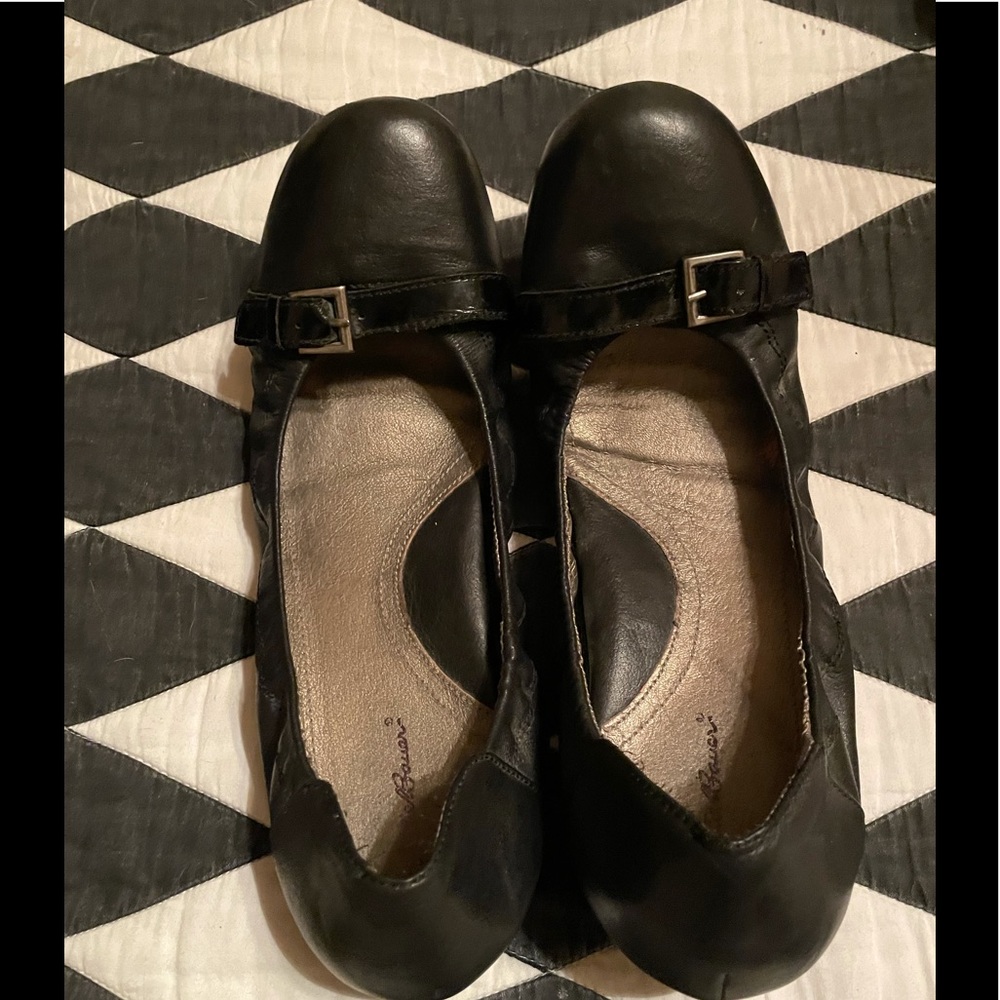 Eddie Bauer black flats